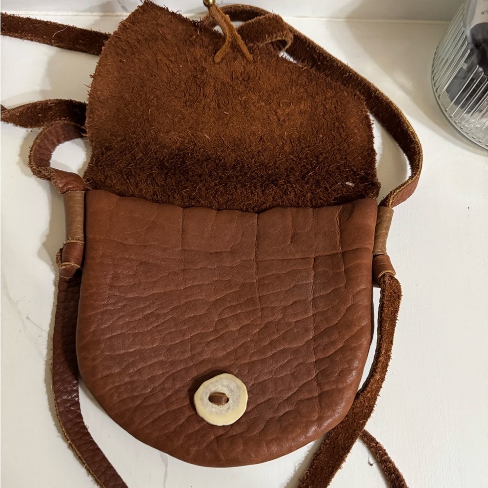 Source Unknown Brown Crossbody Real Leather and Suede Bag with Bead/Bone Clasp - Picture 2 of 2